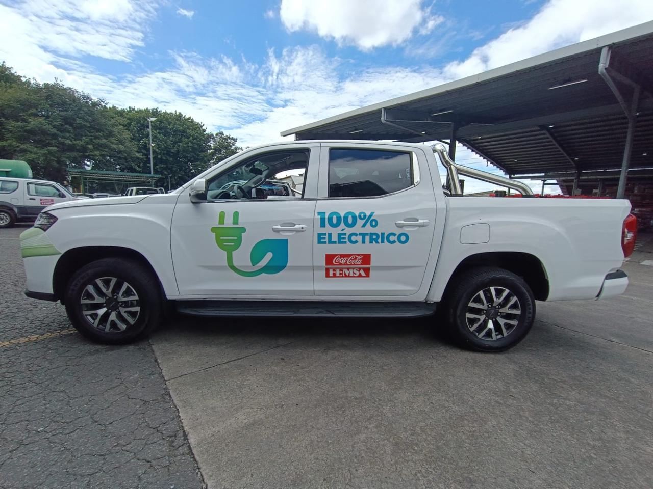 Coca-Cola FEMSA refuerza su flota en Costa Rica con la adquisición de 11 pick up 100% eléctricos